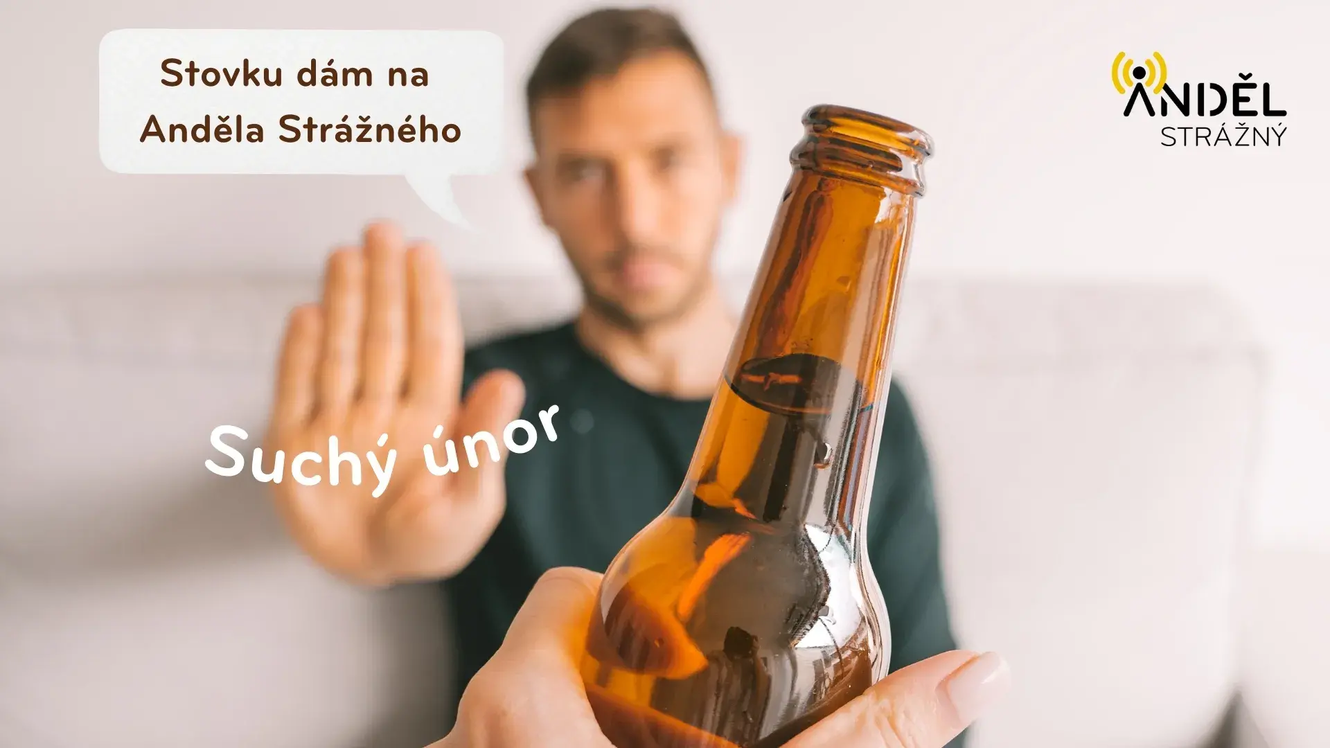 Muž odmítající láhev piva jako symbol podpory pro kampaň "Suchý únor" organizovanou Andělem Strážným.